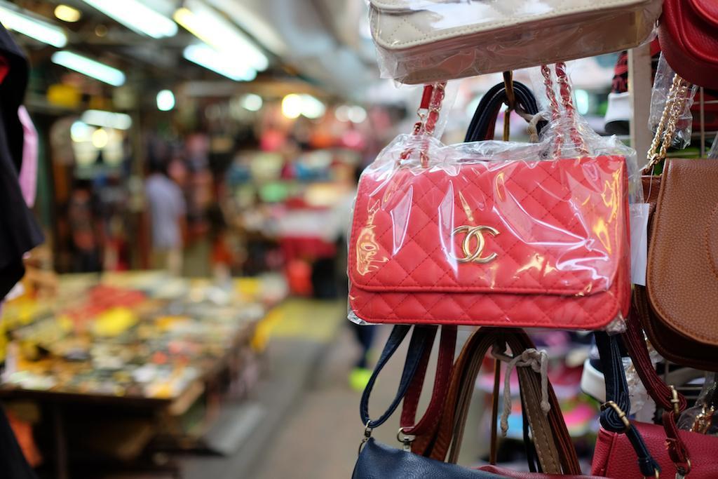 Malas contrafeitas, imitando a marca Chanel, à venda num mercado de rua em Kuala Lampur, na Malásia 