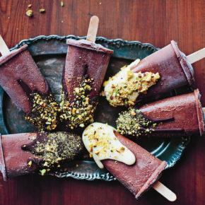 Gelados de chocolate com pistácios