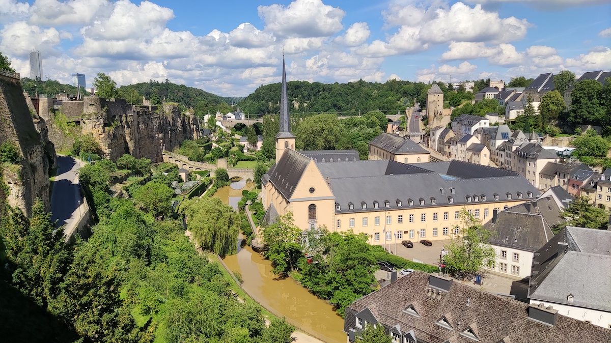 Percorrer o caminho da Cornija dá acesso a diversas vistas deslumbrantes da cidade que se desenvolve bem abaixo, à beira do Rio Alzette