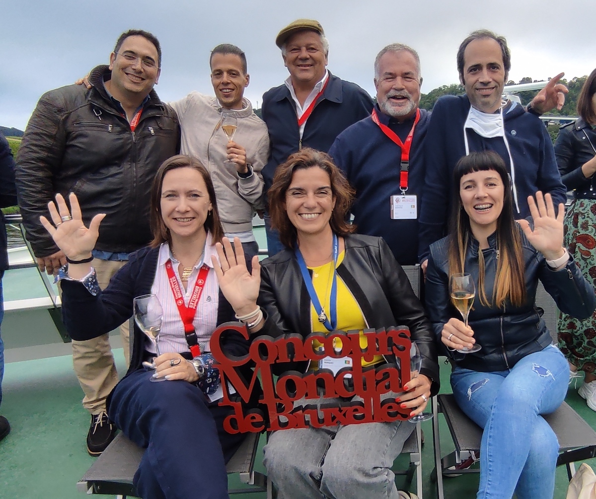 A equipa portuguesa do júri do Concurso Nacional de Bruxelas, durante o passeio de barco no rio Mosela.