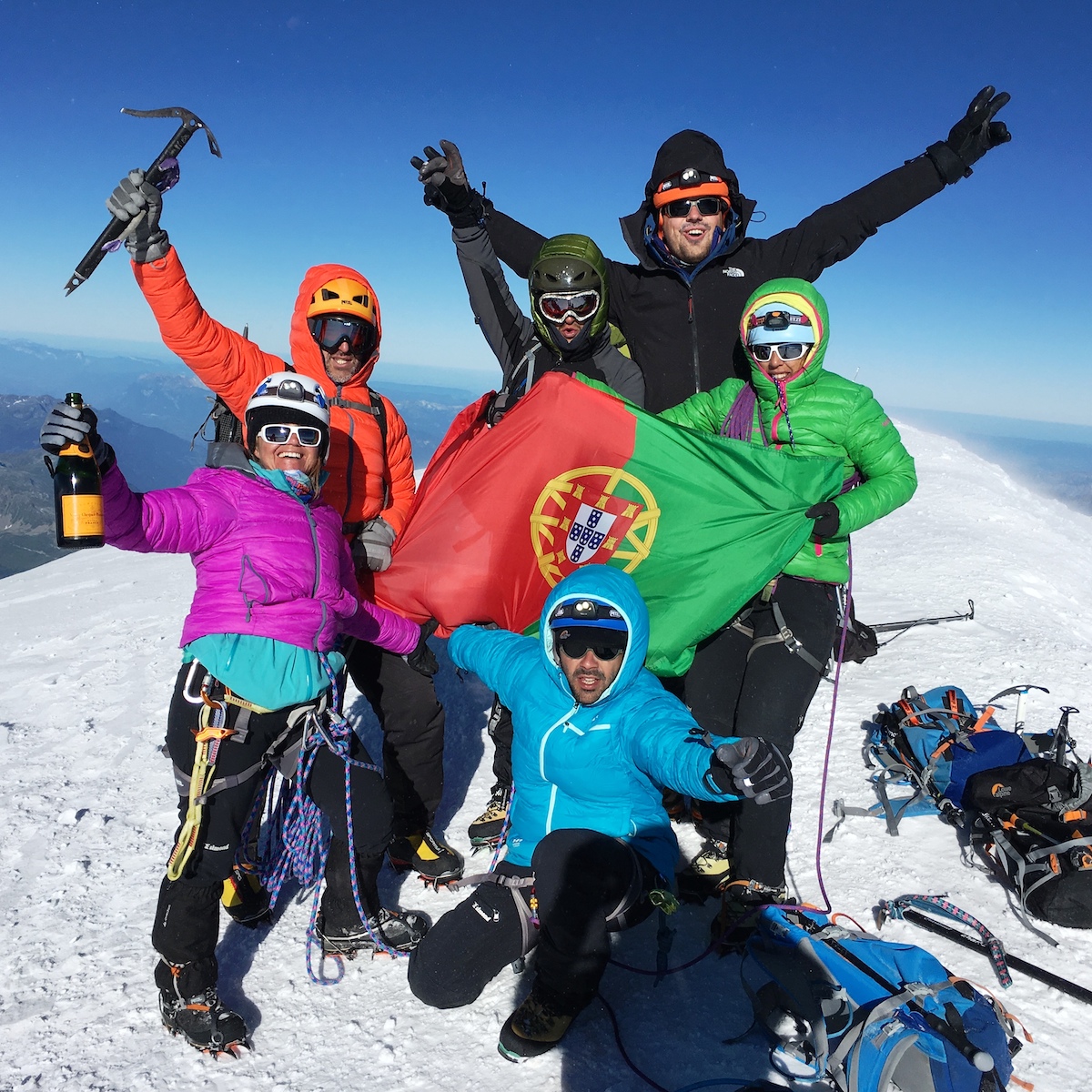 Maria João Oliveira e o grupo a celebrarem a chegada ao cume do Monte Branco.