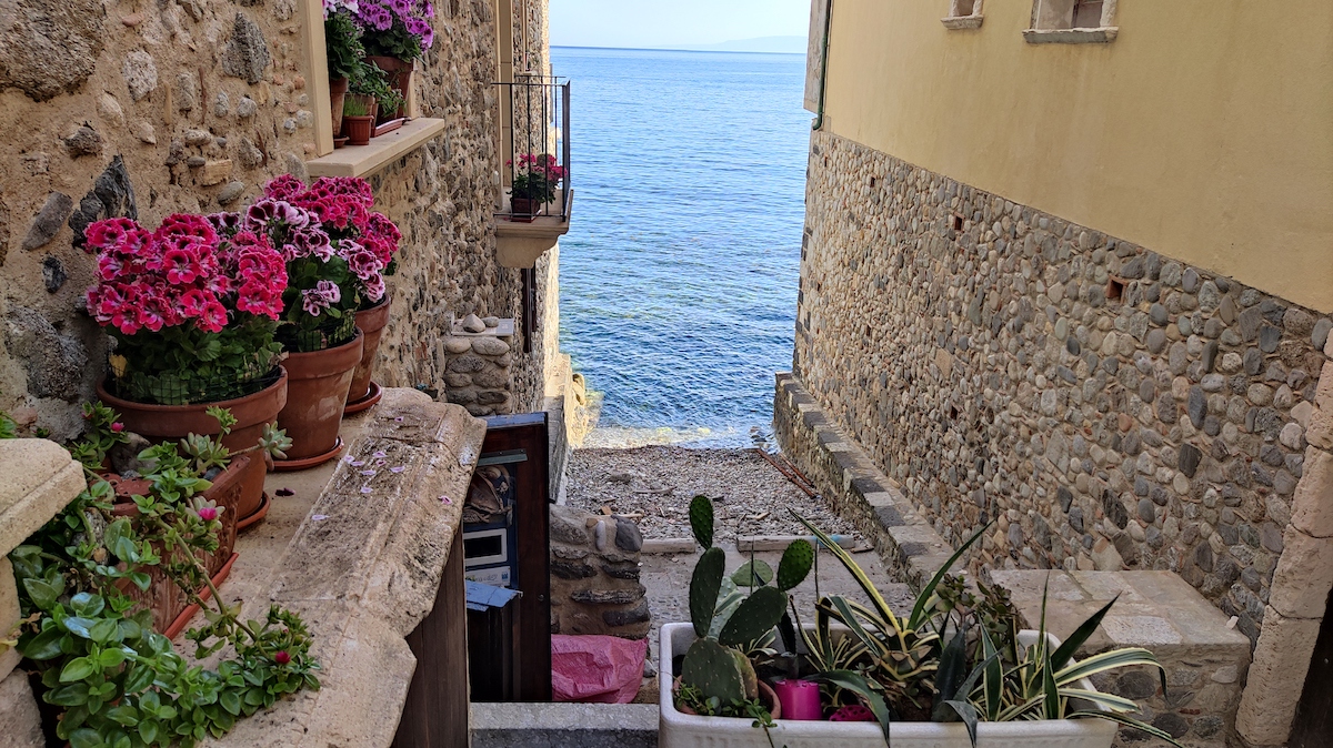 As últimas casas da cidade de Scilla vão mesmo até às águas do mar Adriático.