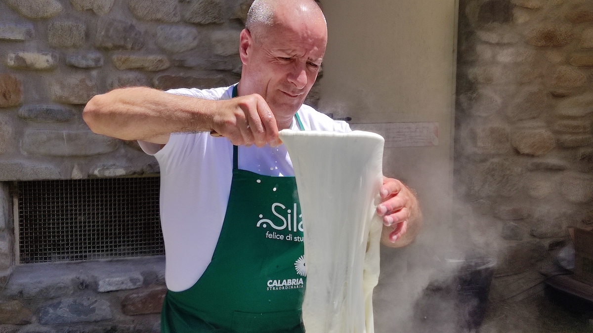 Melhor do que apreciar Queijo Mozarella fresco, é fazer isso depois de apreciar a arte de o terminar.