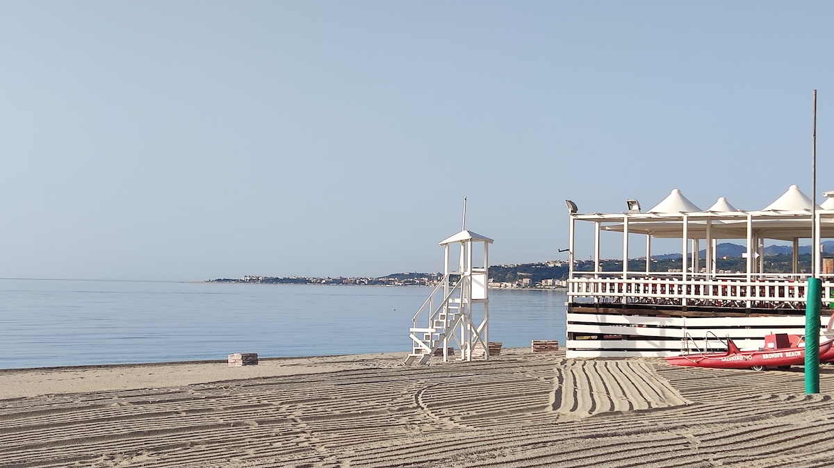 Amanhecer na praia de Montepaone Lido, à beira do mar Jónico.