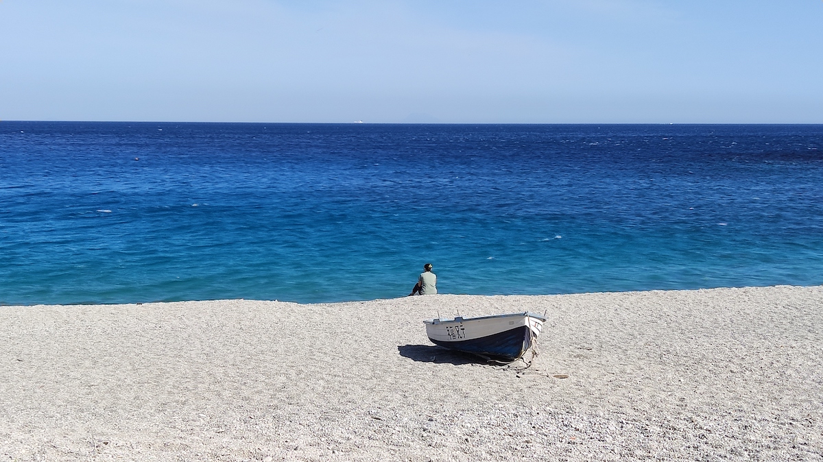 A praia de Scilla ao início de um dia de verão.