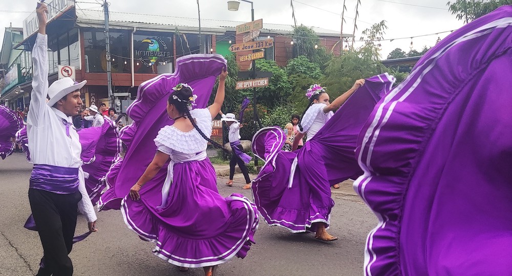 Nas ruas de Santa Elena vivemos a festa alegre da Costa Rica.