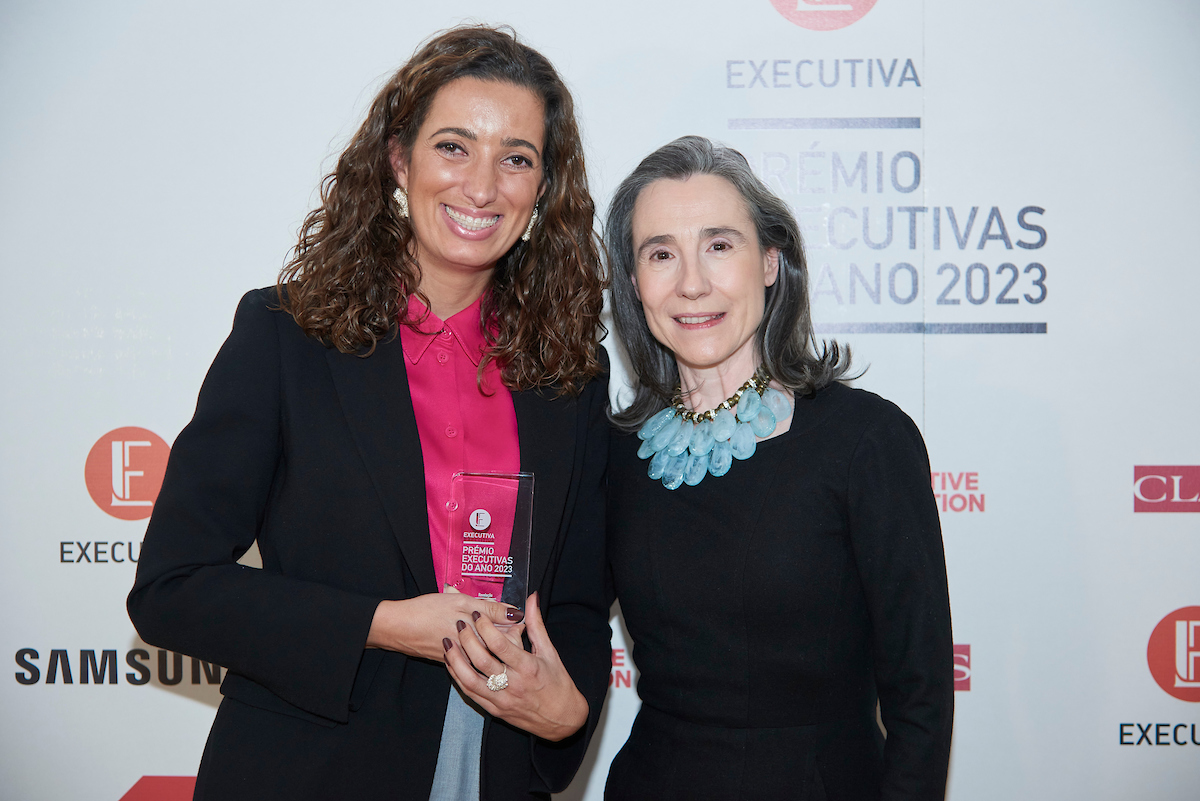 A premiada Juliana Oliveira, CEO da Olimec, com Cristina Saiago, diretora geral da Clarins.