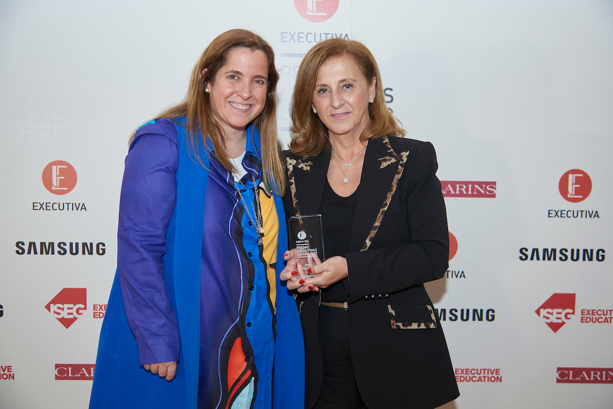 Ana Oliveira, diretora de marketing e Retail da Divisão Mobile da Samsung Electronics, entregou o troféu a Isabel Furtado, CEO da TMG Automotive.