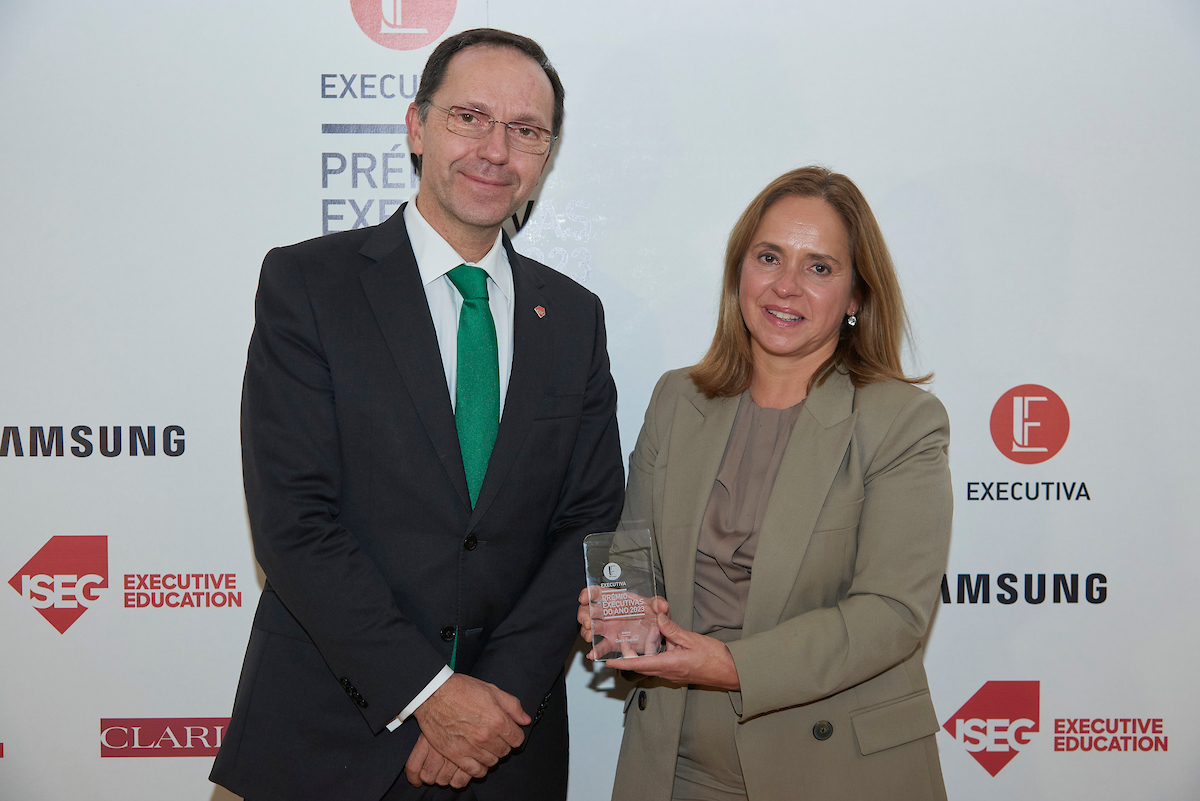 João Duque, presidente do ISEG, entregou o troféu a Clara Raposo, vice-governadora do Banco de Portugal.