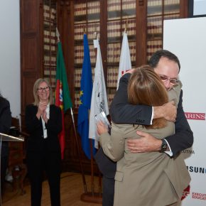 O abraço de João Duque, presidente do ISEG, a Clara Raposo, uma das premiadas, agora no Banco de Portugal, mas que foi também presidente do ISEG.