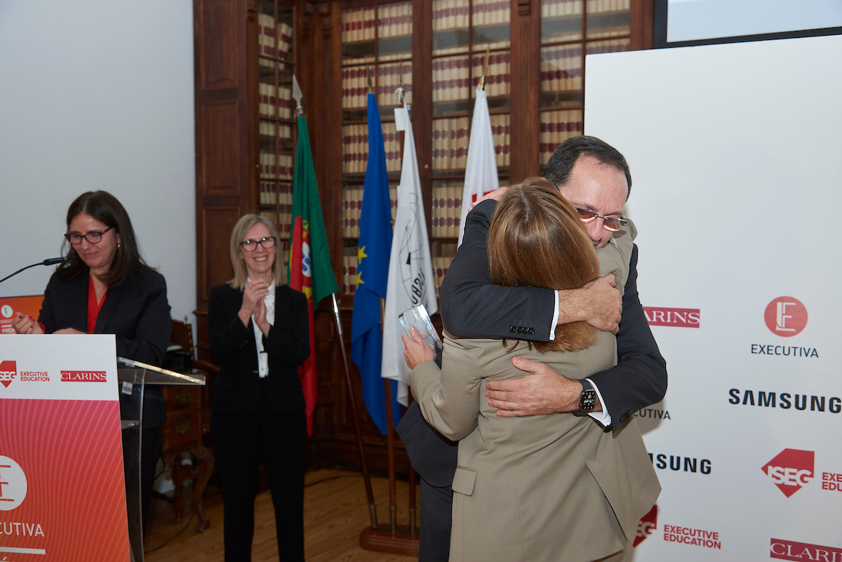 O abraço de João Duque, presidente do ISEG, a Clara Raposo, uma das premiadas, agora no Banco de Portugal, mas que foi também presidente do ISEG.