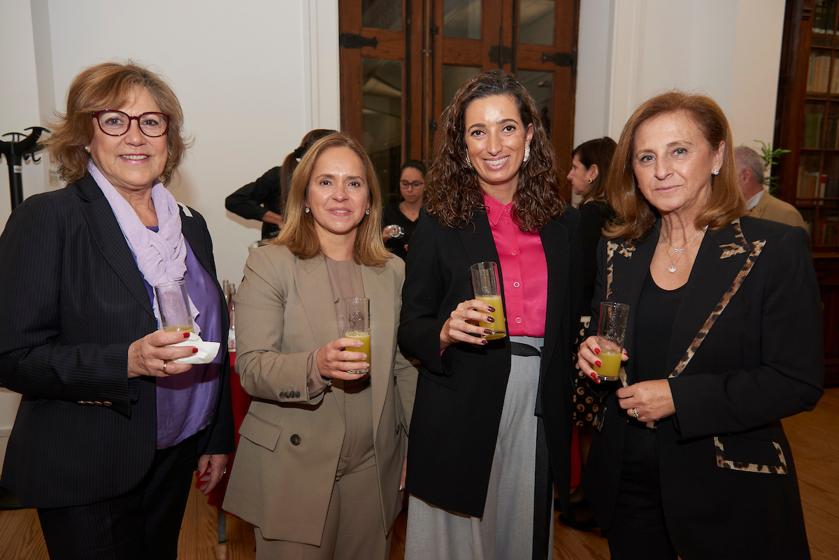 Margarida Bettencourt Adão, do ISEG, com as premiadas Clara Raposo, do Banco de Portugal, Juliana Oliveira, da Olimec, e Isabel Furtado, da TMG Automotive.