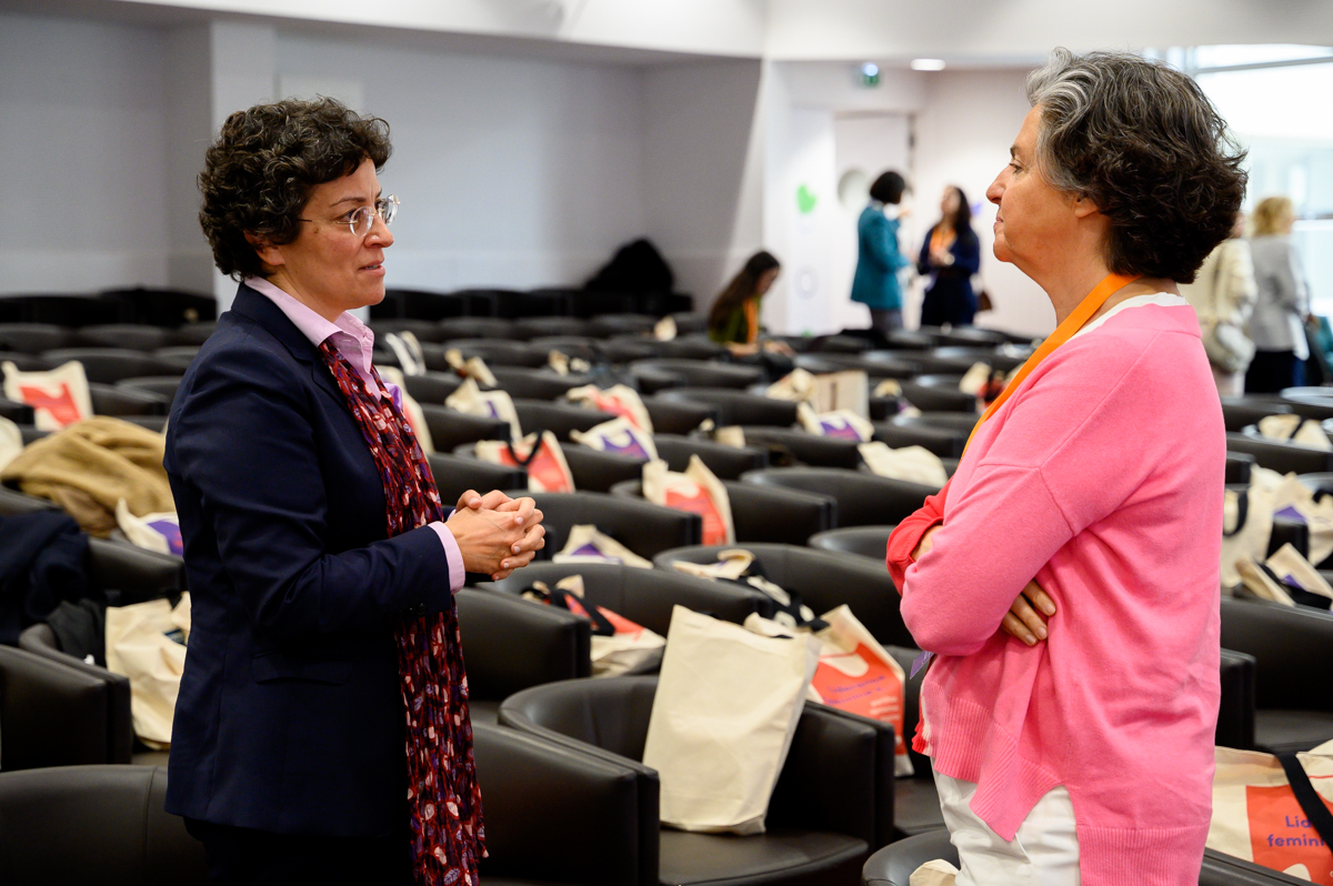 Carla Rebelo, responsável mundial pelo recrutamento permanente da Adecco, com a oradora Cristina Almeida, women empowerment coach.