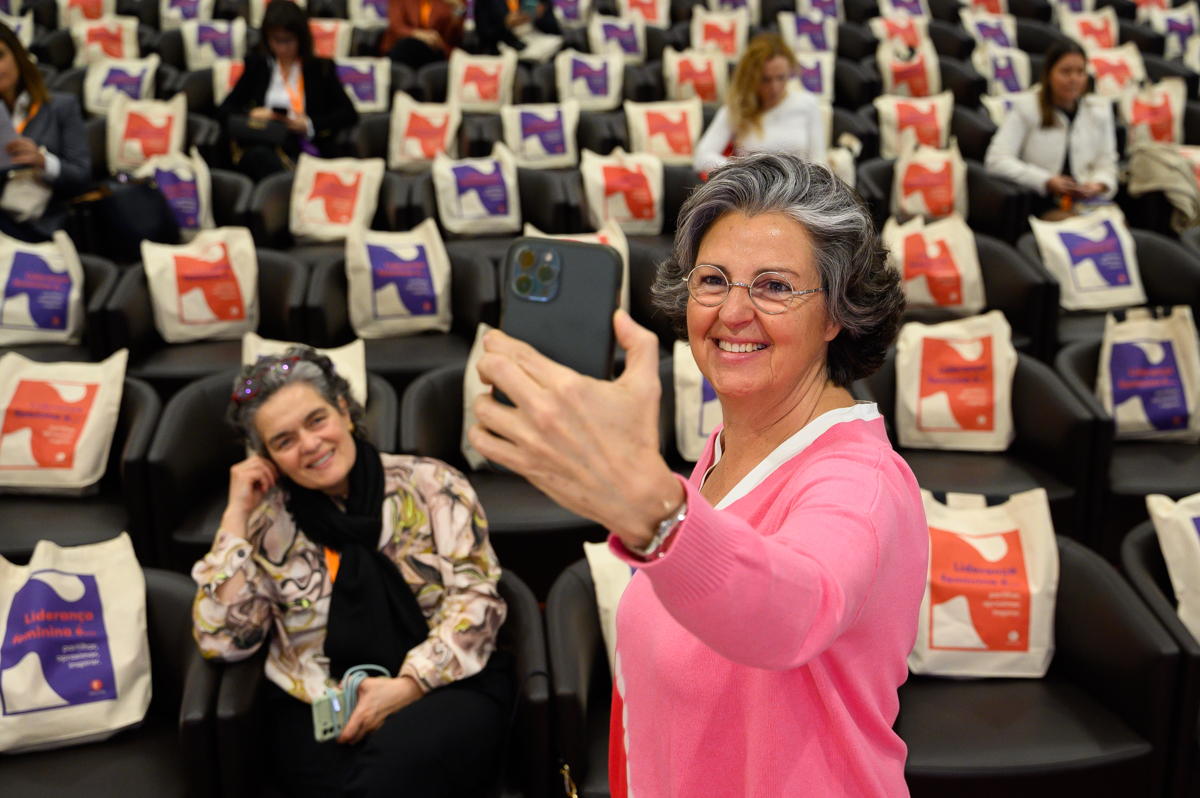 A oradora Cristina Almeida não resistiu a uma selfie quando o auditório ainda estava vazio.
