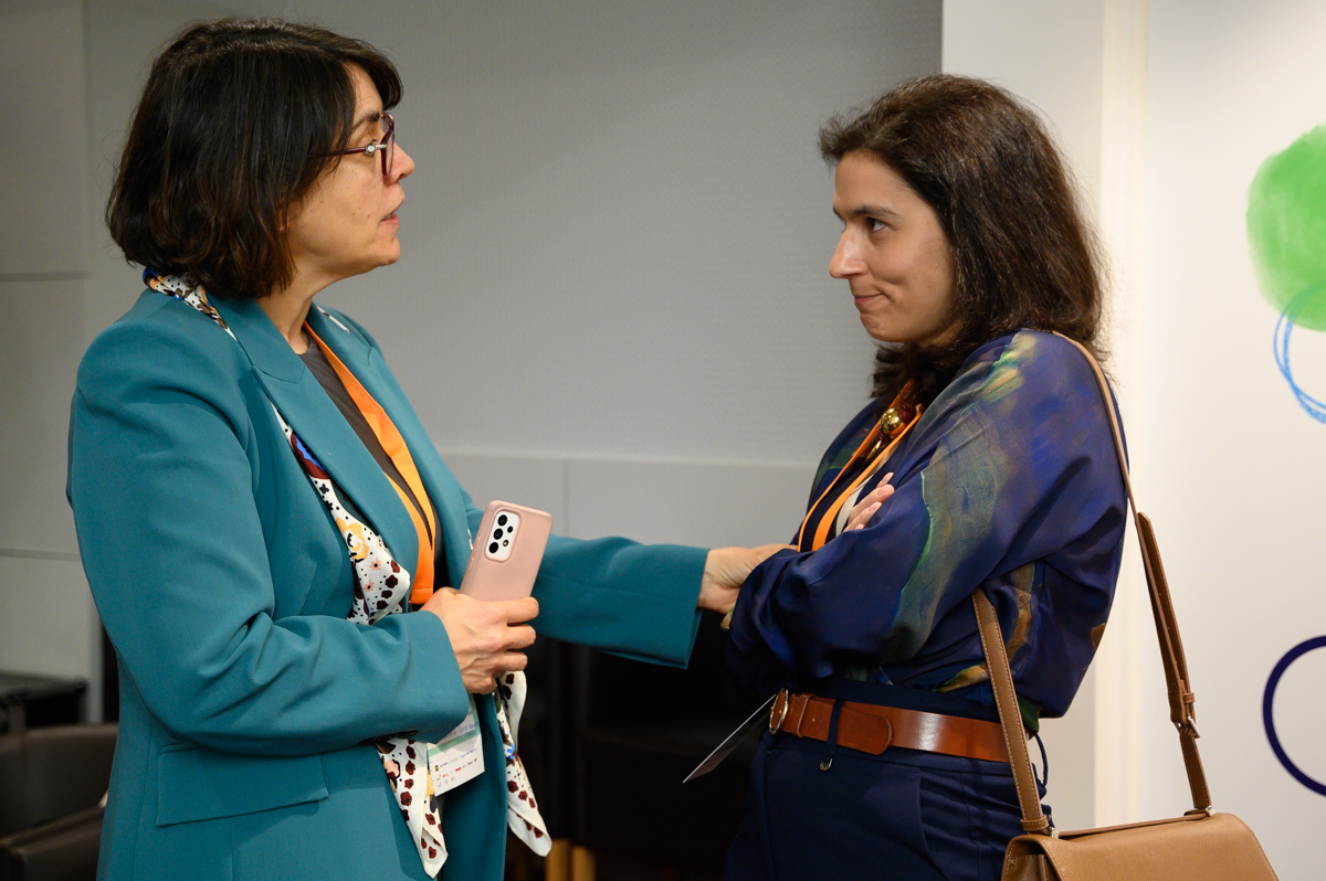 Rosário Moreira, diretora do Digital MBA da Porto Business School, à conversa com outra participante.