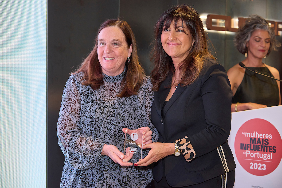 Teresa Lameiras, da SIVA, entregou o troféu a Isabel Jonet, presidente do Banco Alimentar.