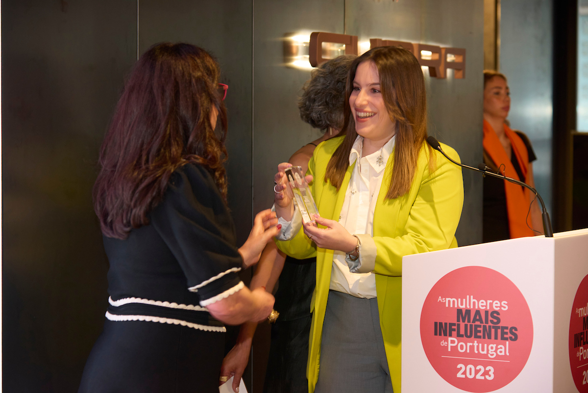Maria João Oliveira, coordenadora da Comunicação Corporativa da Sonae, recebeu o troféu em nome de Cláudia Azevedo, CEO da Sonae.