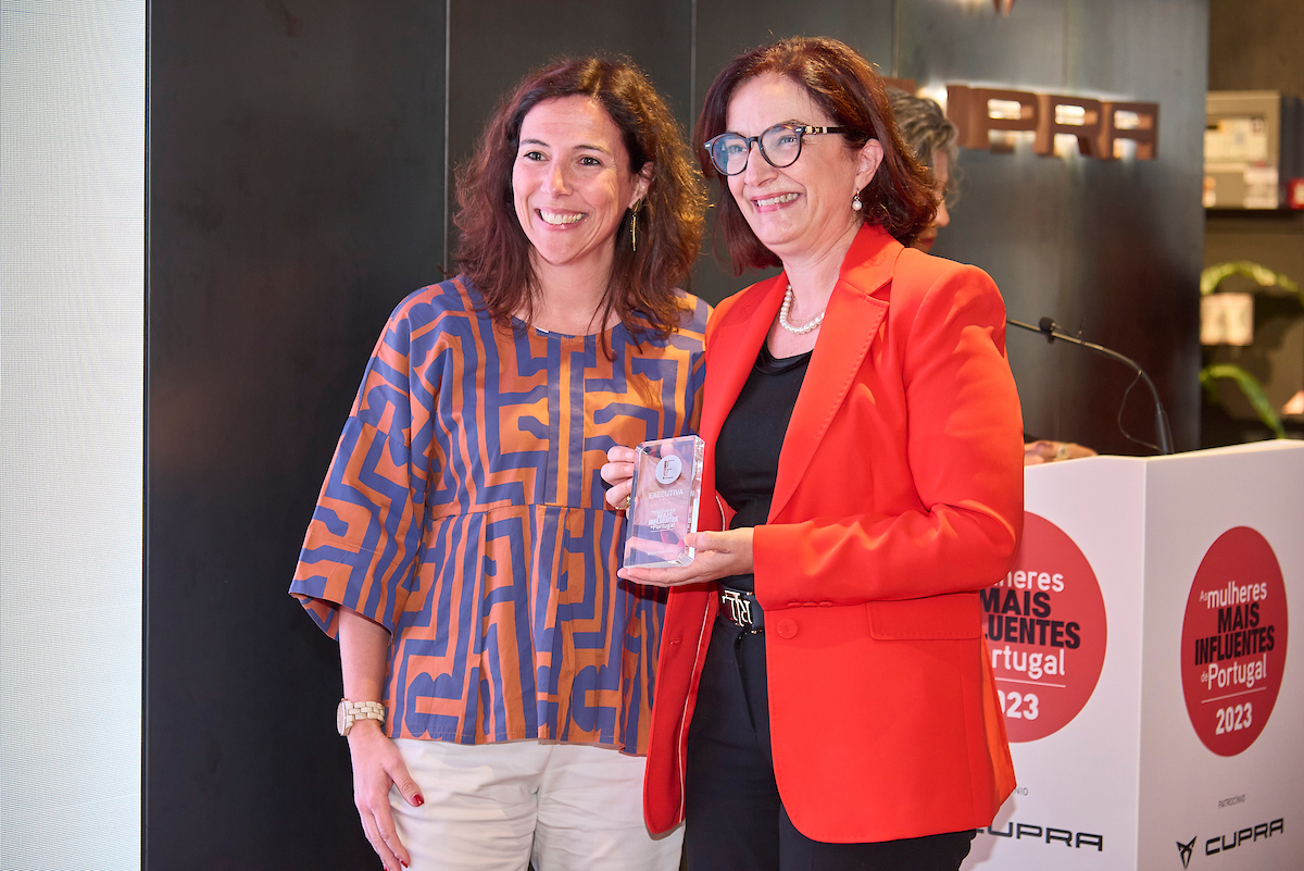 Mónica Camacho, general manager da SEAT e Cupra, entregou o troféu à investigadora Elvira Fortunato.