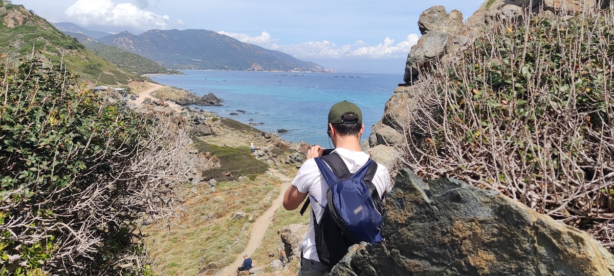 A zona mais difícil do caminho em volta na estreita Ponta da Parata.