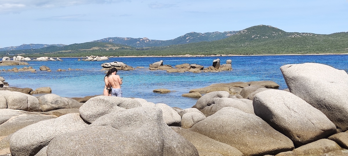 Na Praia de S. João as grandes pedras de cor cinza entremeavam com a areia branca para tornar a vista ainda mais aprazível.