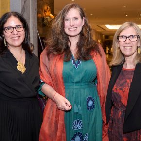 Isabel Canha e Maria Serina, da Executiva, com Celeste Whatley, da Transearch International, que foi a keynote speaker da 12.ª Grande Conferência Liderança Feminina.