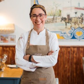 A Chef Lúcia Ribeiro lançou a Taberna by Lúcia Ribeiro, em Almancil, em 2023.