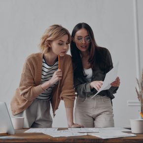 No estudo revela que o preconceito da idade está a impactar negativamente as mulheres jovens no trabalho.