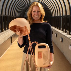 Olivia Humphreys inventou Athena, um dispositivo de prevenção da queda de cabelo para doentes de quimioterapia, e venceu os James Dyson Awards.