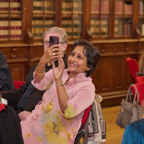 A premiada Chitra Stern fotografa a entrega do Prémio Executivas do Ano 2024.